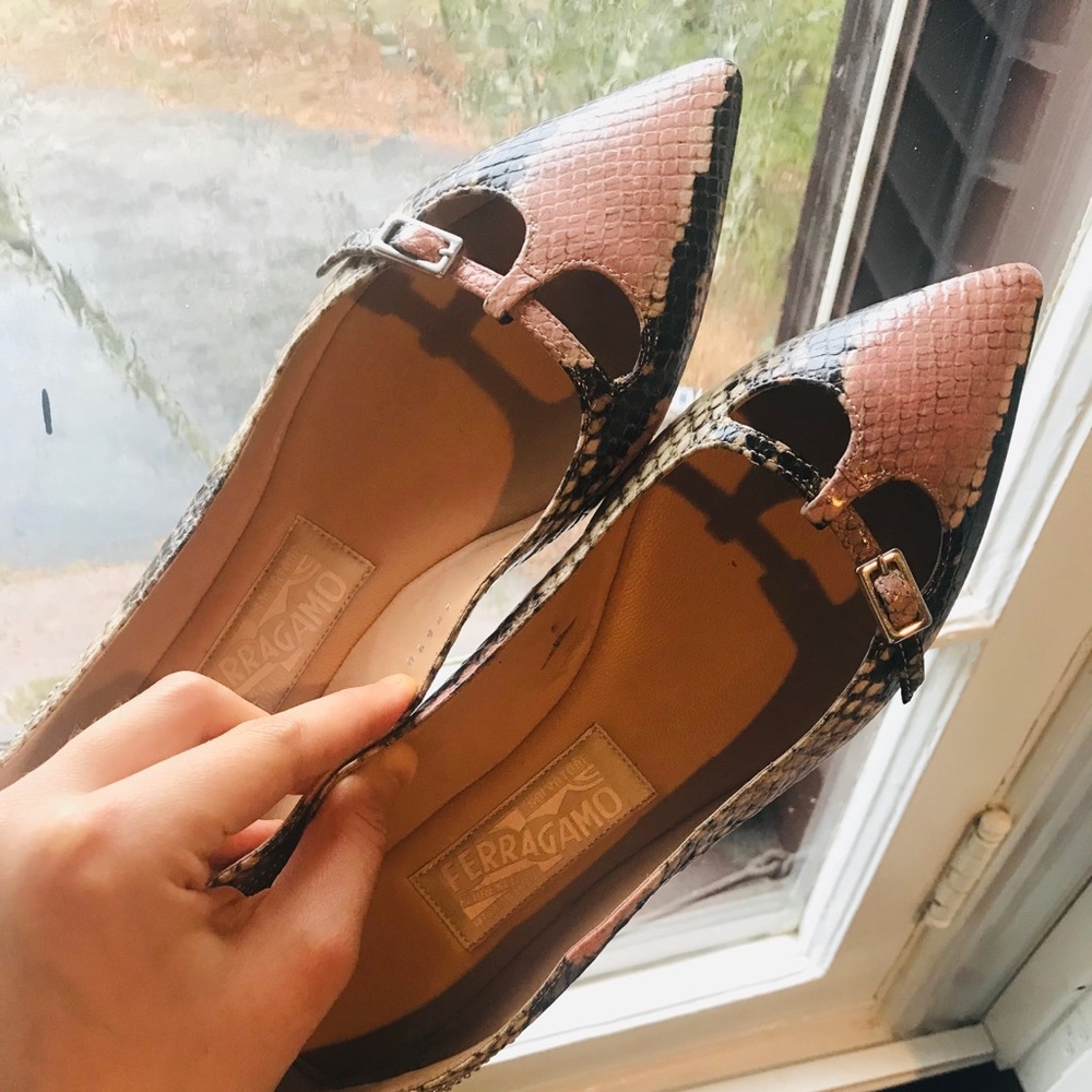 Beautiful light pink ferragamo flats